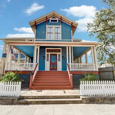 Hidden Gem By Beach & Pier Blue Home